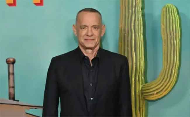 توم هانكس يُغني بحماس خلال حفل الفرقة الخاص بـ نجله