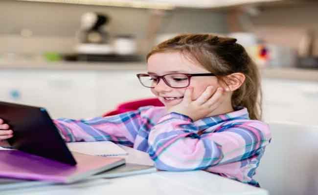 هل يَزيد الكمبيوتر والموبايل من الأمراض الحديثة عند أطفالنا؟