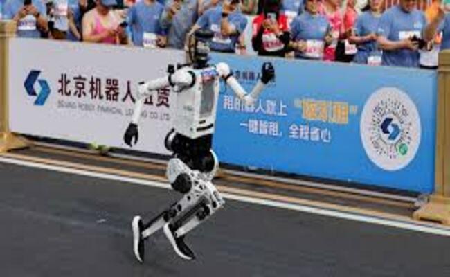 متفوقًا على الإنسان…روبوت بشري يفوز في سباق نصف ماراثون