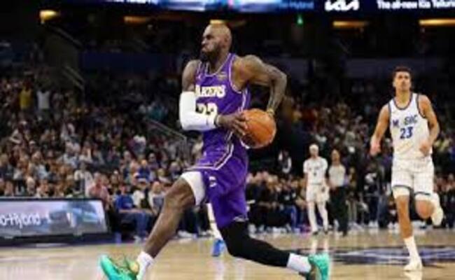 رمية ثلاثية خارقة…لقطة ليبرون جيمس ونجله في دوري NBA تكتسح الأنترنت