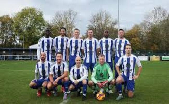 بعد 5 سنوات من الاعتزال…نجم مانشستر يونايتد السابق يعود للملاعب