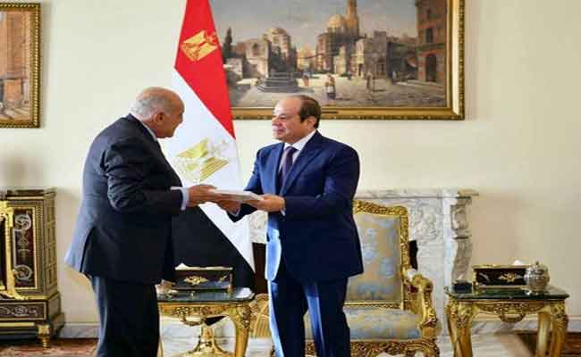عطاف يسلم الرئيس المصري رسالة خطية من تبون