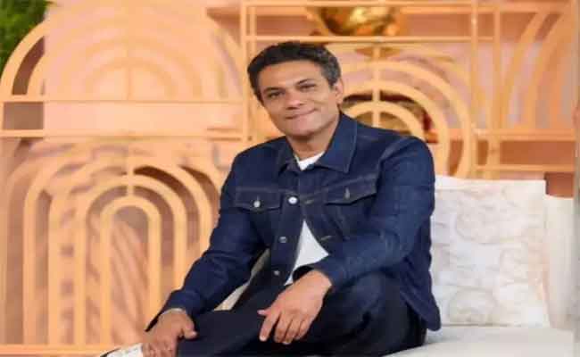 شاهدوا…لحظة عفوية لآسر ياسين وزوجته يشاركان عروسين فرحتهما في الشارع