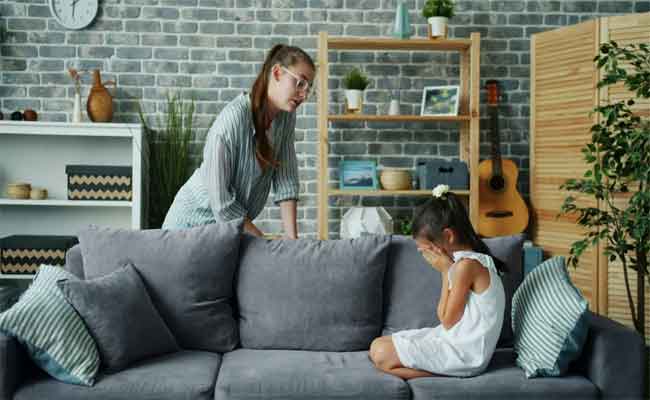 4 ممارسات موروثة خاطئة يقوم بها الأهل وتؤدي إلى فقدان الطفل لثقته بنفسه
