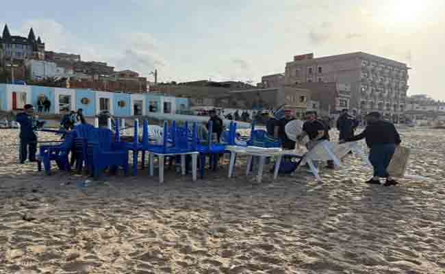 السلطات تحجز 136 كرسي و27 شمسية و25 طاولة غير قانونية بشاطئ عين الترك
