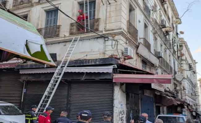 انهيار كلي لسلالم بناية سكنية وإنقاذ 6 عائلات علقوا داخل شققهم بالقصبة في العاصمة