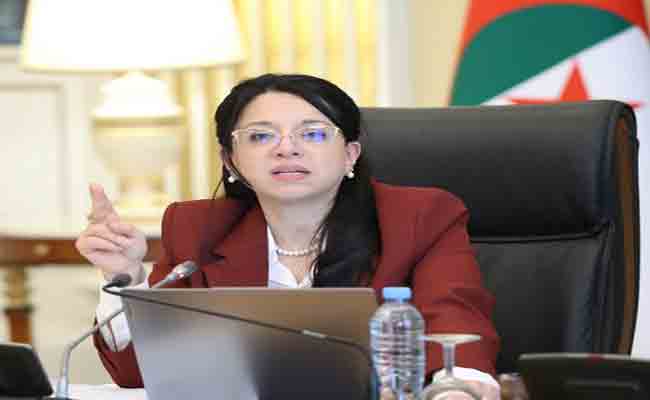 عبد اللطيف تؤكد أن مشروع ممارسة الأنشطة التجارية يكرس نزاهة المعاملات وتحسين جودة المعطيات