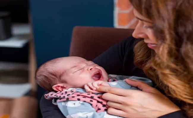 هل مخاطبة الرضع بنبرة غنائية تساعدهم على تعلم اللغة؟ مُدربة تخاطب تجيب