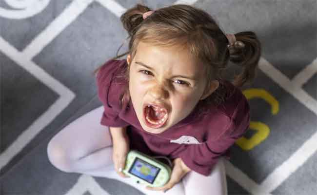 ما الحركة التي يجب أن تقومي بها لكي توقفي نوبة غضب طفلك سريعاً؟