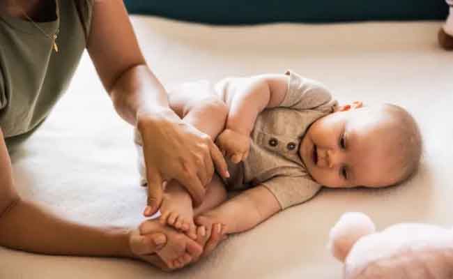 ما فوائد تدليك أطراف المولود العلوية والسفلية؟