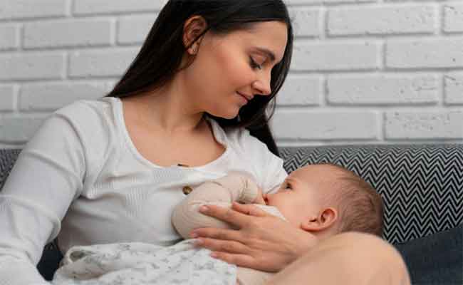 لماذا تتأخر الرضاعة الطبيعية بعد العملية القيصرية؟ الأسباب والحلول