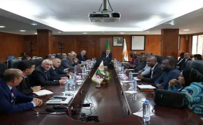 وفد تقني من وزارة البترول النيجرية يقوم بزيارة عمل إلى الجزائر