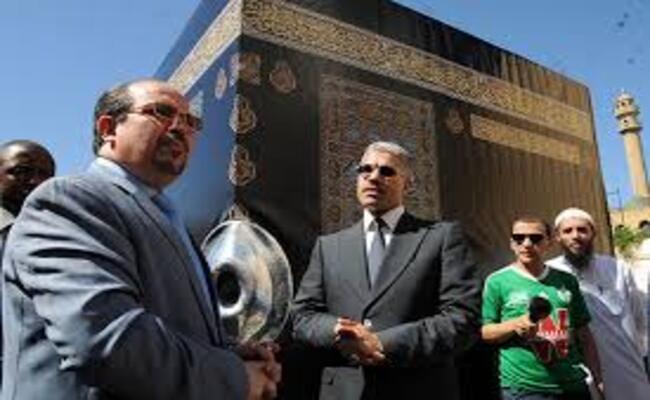 طبيب الحمير دومير حج كل المسلمين باطل لأن مناسك الحج يجب أن تكون بالجزائر وليس السعودية
