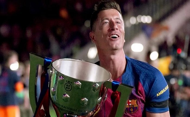 نجم برشلونة يعلن رحيله…