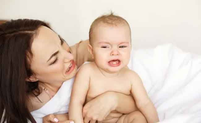 أسباب عدم حصول الرضيع على كفايته من اللبن وقلة عدد الحفاضات من العلامات!