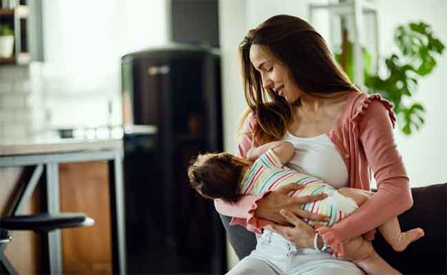 أسئلة وأجوبة من الأمهات: هل يمكن العودة للرضاعة الطبيعية بعد انقطاعها عن الرضيع؟