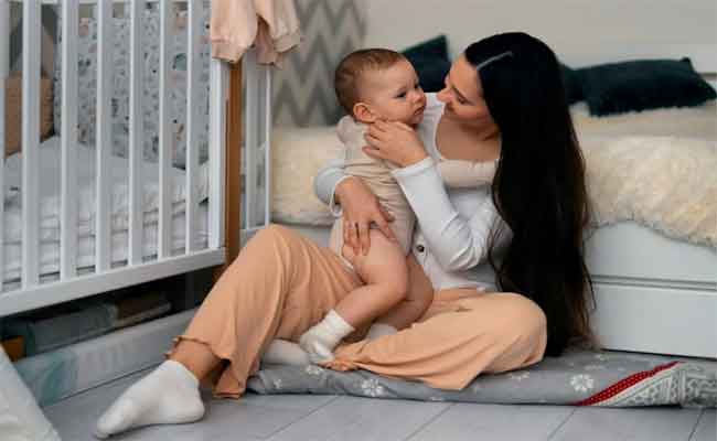 أسئلة حائرة تواجه كل أم في الثالثة فجراً عندما يبكي مولودها..إليكِ إجاباتها العلمية