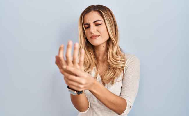 ما أعراض ضغط الأعصاب وكيفية الوقاية منها؟