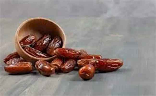 ما فوائد تناول التمر وشرب الماء معاً لتسهيل الولادة؟