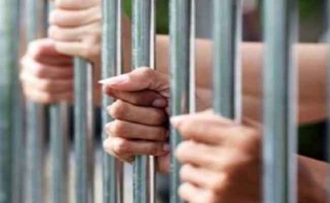 تدنيس العلم الوطني يزج بشخصين في السجن 7 سنوات نافذة