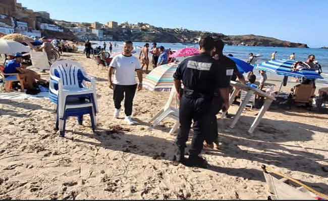 مداهمة أمنية لشاطئ رأس فلكون تتوج بتوقيف شخصين وحجز طاولات وكراسي