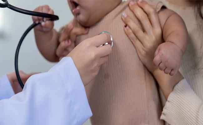 ما الفرق بين الحساسية الصدرية والبرد العادي عند الرضع؟