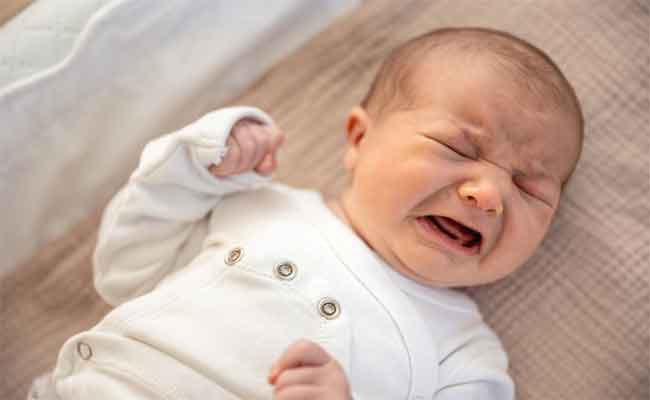 التهاب أمعاء الرضّع…إليكِ متى تتدخلين ومتى تستشيرين الطبيب؟