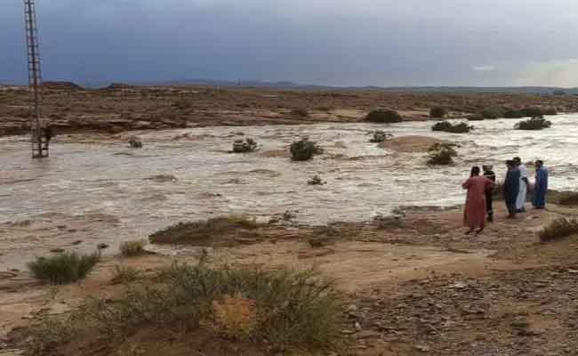 تمسك شاب بعمود كهربائي ينقذه من الموت المحقق بعد أن جرفته السيول بالأغواط