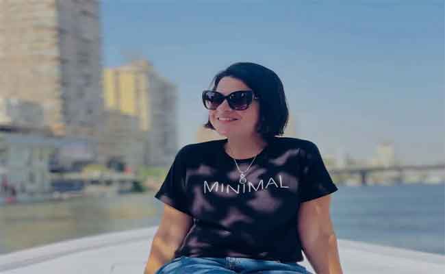 إنجي وجدان تطل بنحافة مفرِطة في أحدث ظهور مع زوجها على البحر