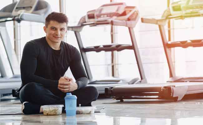 ماذا يأكل لاعبو كرة القدم قبل المباريات؟…أسرار التغذية الرياضية لتعزيز الطاقة والأداء