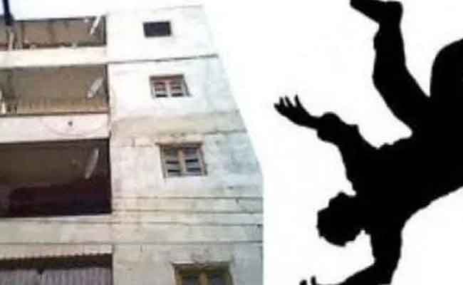 مصرع شخص وإصابة اثنين آخرين سقطوا من بناية في مستغانم