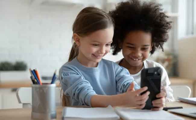 متى يمسك الطفل الجوّال بين يديه؟ وما مخاطره النفسية والبدنية والعقلية والاجتماعية عليه؟
