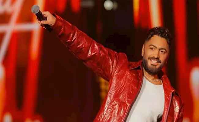 لأول مرة…تامر حسني يقدم رقصة Moonwalk لـ مايكل جاكسون على المسرح