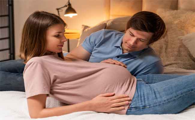 أسئلة ونقاشات صغيرة يجب أن تدور بينكِ وبين زوجكِ قبل الولادة
