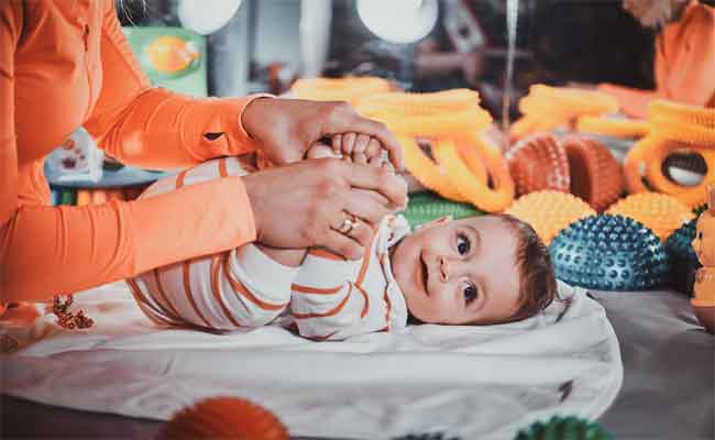 أهم تطورات نمو المولود الجسمية والحركية في شهره السادس