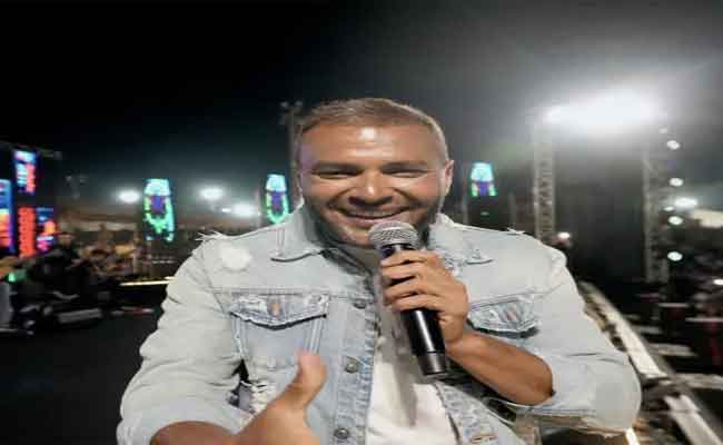 ناقد موسيقي يُبرئ رامي صبري من سرقة توزيع أغنية بابا لـ عمرو دياب