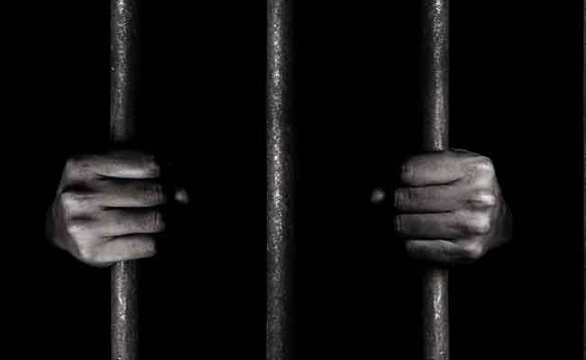 صرف 28.500 دولار مزوّرة يزج بأمين صندوق رئيسي بوكالة بنكية وصهره في السجن 7 سنوات