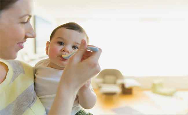 حائرةٌ في طعام رضيعكِ؟…المسموح والممنوع في عامه الأول