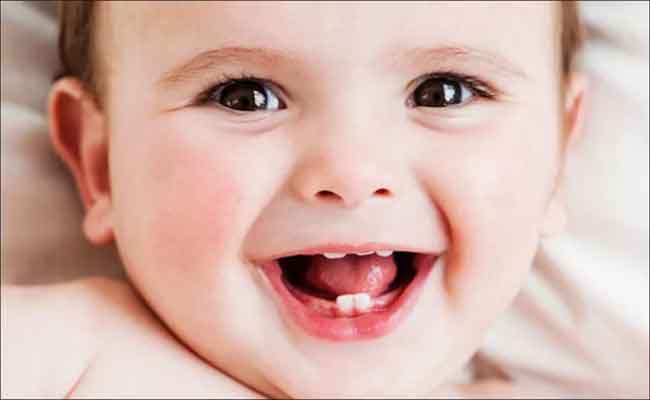 أسئلة الأمهات حول الفرق بين أعراض تراجع نوم المولود والتسنين المبكر