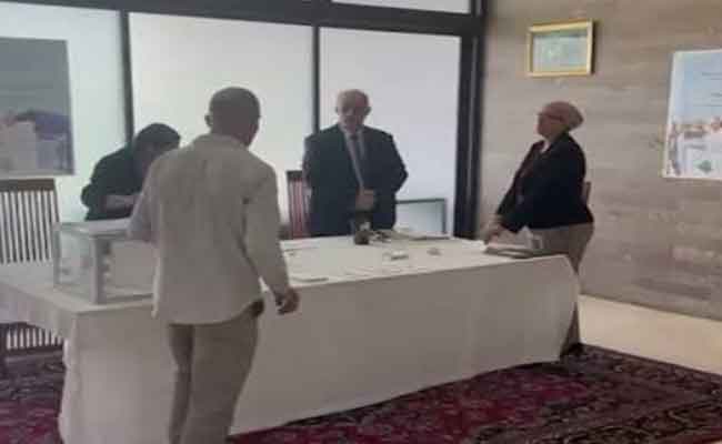 استقبال أفراد الجالية الوطنية المقيمة ببلغاريا للإدلاء بأصواتهم