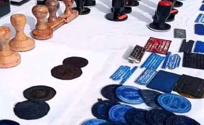 توقيف خمسيني يحترف التزوير متلبسا بـ21 ختم مقلد بوهران