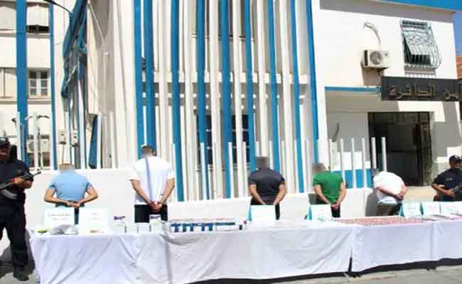 توقيف 5 أشخاص يحترفون المتاجرة بالمؤثرات العقلية عبر وصفات طبية وهمية بالبويرة