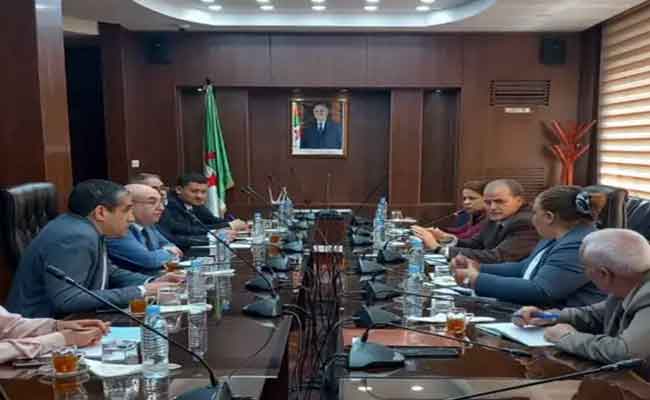 وزيري التجارة والصناعة الصيدلانية يتباحثان سبل تطوير الإنتاج الوطني