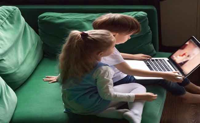 وزارة البريد تحذر الأولياء من مخاطر استخدام الشاشات والإنترنت على الأطفال
