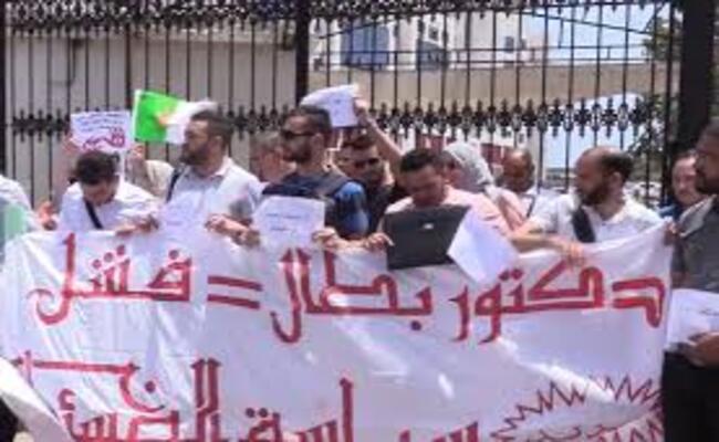 في الجزائر الجديدة دكتوراه مع مرتبة الشرف في الجلوس على المقاهي وتتبع الشواذ والعاهرات