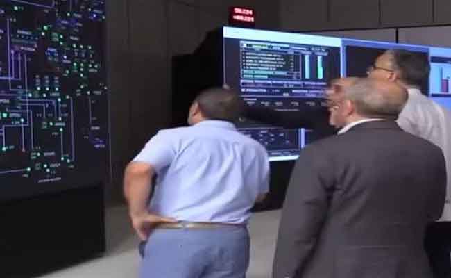 عجال يؤكد توفر الجزائر على مركز عالمي لتسيير المنظومة الكهربائية بكفاءات وطنية 100٪
