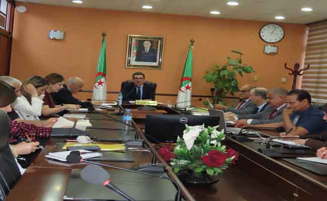 آيت مسعودان يعقد اجتماعا عن بعد مع نظيره التشادي