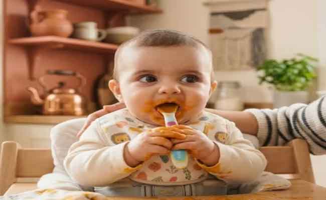 تساؤلات حائرة من الأمهات حول بدء الطعام الصلب لأطفالهم