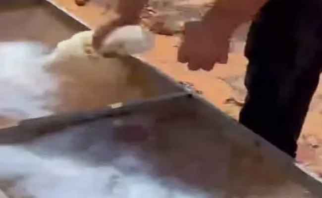 تقديم شكوى ضد شخص ظهر في فيديو يسكب الأسيد في مياه الشرب المخصصة للحيوانات