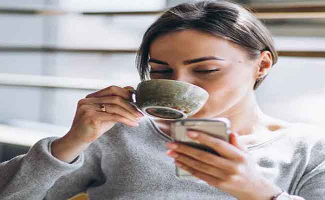 شرب القهوة على معدة فارغة…أضرار محتملة ونصائح للاستمتاع بها بأمان